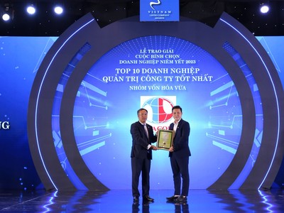 Đại diện Tracodi nhận giải Top 10 Doanh nghiệp Quản trị công ty tốt nhất năm 2023 – Nhóm vốn hóa vừa