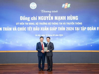 Ông Nguyễn Mạnh Hùng, Bộ trưởng Bộ Thông tin và Truyền thông (phải) và ông Trương Gia Bình, Chủ tịch Tập đoàn FPT