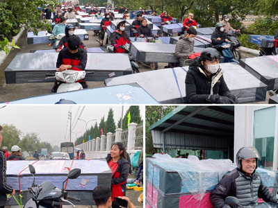 Công nhận vui vẻ nhận quà Tết 