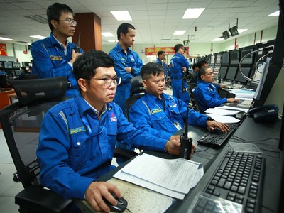 Kỹ sư vận hành phòng Điều khiển Trung tâm NMLD Dung Quất