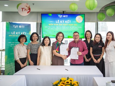 Bà Hà Thu Thanh, Chủ tịch Viện Thành viên Hội đồng Quản trị Việt Nam (VIOD) và ông Nguyễn Cảnh Bình – Chủ tịch Công ty cổ phần sách Alpha (Alpha Books) ký Thỏa thuận hợp tác giữa VIOD và Alpha Books 