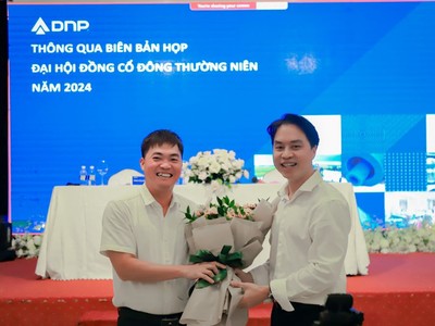 Ông Vũ Đình Độ (trái) chúc mừng ông Trần Đức Huy