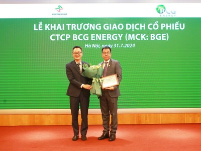 Ông Phạm Minh Tuấn, Tổng giám đốc BCG Energy nhận Giấy chứng nhận đăng ký giao dịch cổ phiếu BGE tại Sở Giao dịch Chứng khoán Hà Nội (HNX)