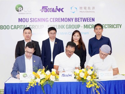 Ông Nguyễn Tùng Lâm – Tổng Giám đốc Bamboo Capital, Ông James Lee – Chủ tịch Foxlink Group và ông Mindi Wang – Chủ tịch Micro Electricity cùng ký kết thỏa thuận hợp tác (từ trái sang)