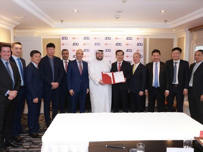 Ông Nguyễn Chí Thành – Chủ tịch HĐTV SCIC và Ngài Mohamed Alsuwaidi, Bộ trưởng Bộ Đầu tư UAE kiểm Tổng giám đốc ADQ đại diện cho hai tổ chức ký kết Biên bản ghi nhớ 