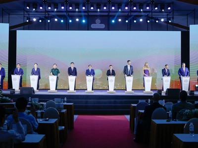 Thủ tướng Phạm Minh Chính và các đại biểu thực hiện nghi thức Khởi công Dự án khu phức hợp đô thị, du lịch sinh thái, sân golf tại huyện Khoái Châu, tỉnh Hưng Yên (Trump International Hung Yen). 