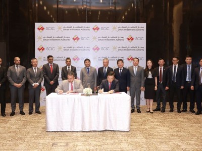 Ông Nguyễn Chí Thành - Chủ tịch HĐTV SCIC và Ngài Nasser Sulaiman Hamed Al Harthy - Phó chủ tịch OIA đại diện cho hai tổ chức ký kết Biên bản ghi nhớ