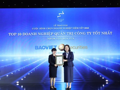 Bà Bùi Thị Mai Hiên - Giám đốc Quản lý hoạt động Công ty đại diện nhận bằng khen.