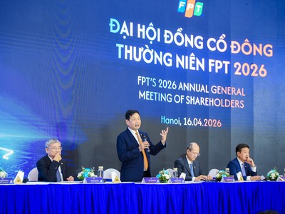 Ông Trương Gia Bình, Chủ tịch FPT trao đổi với cổ đông