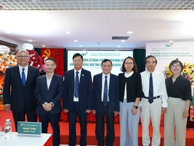 Ông Hoàng Tuyên (thứ ba từ trái sang) chuyển giao ghế Chủ tịch TNH cho bà Thuỳ Giang (thứ ba từ phải sang).