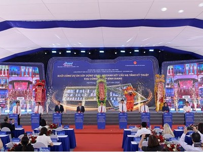 Các đại biểu thực hiện nghi thức khởi công