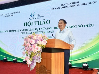 Thứ trưởng Bộ Tài chính Nguyễn Đức Chi phát biểu tại hội thảo