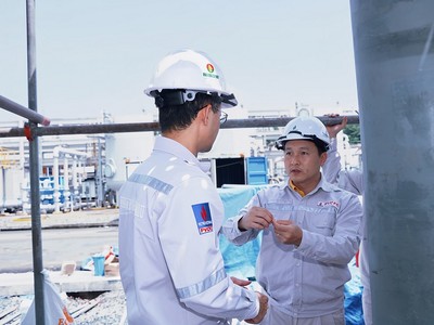 Ông Nguyễn Thanh Tùng - Tổng giám đốc PVCFC trực tiếp kiểm tra các hạng mục tại công trường.