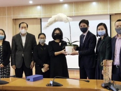 Các chuyên gia của Ngân hàng Thế giới chụp ảnh kỷ niệm với các thành viên của UBCKNN (Nguồn: UBCKNN).