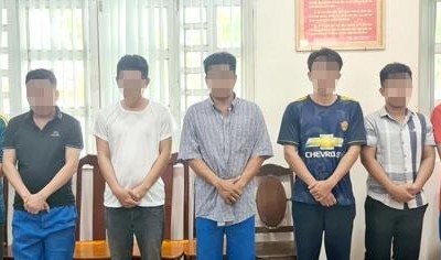 Các đối tượng bị tạm giữ tại cơ quan Công an.