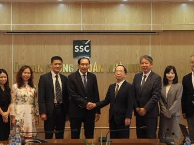 Ông Phạm Hồng Sơn, Phó Chủ tịch UBCKNN, và ông Hiroshi Okada, Phó Giám đốc quốc gia phụ trách Việt Nam, JFSA chụp ảnh cùng các đại biểu tham dự buổi làm việc.