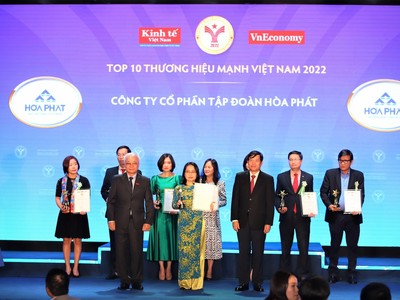 Bà Nguyễn Thị Thảo Nguyên, Phó tổng giám đốc Tập đoàn Hòa Phát lên nhận Top 10 Thương hiệu Mạnh Việt Nam.