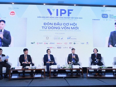 Các diễn giả trao đổi, chia sẻ tại phiên thảo luận 1. Ảnh: Lê Toàn.