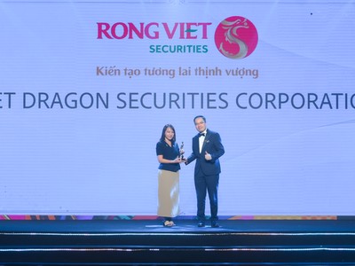 Bà Nguyễn Ngọc Vân Phương - Giám đốc Điều hành Khối Hỗ trợ kiêm Giám đốc Nhân sự đại diện Rồng Việt nhận cúp “Harmonica” từ Ban tổ chức