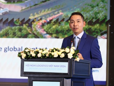 Tiến sĩ Yap Kwong Weng, CEO Việt Nam SuperPort™ trình bày tham luận tại Hội nghị (Ảnh: Lê Toàn)