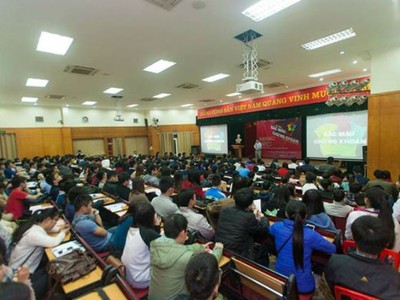 Đông đảo các bạn sinh viên từ nhiều trường đại học tham dự hội thảo