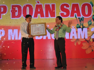 Ông Hồ Việt Hiệp, Phó CT UBND tỉnh An Giang (trái) thừa ủy nhiệm của Thủ tướng Chính phủ trao bằng khen cho ông Lê Thanh Thuấn, Chủ tịch ASM