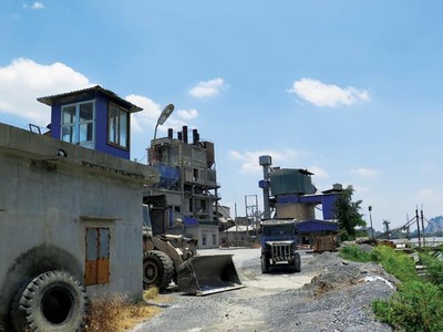 Công ty cổ phần xi măng Tân Phú Xuân trên thực tế đã tạm dừng hoạt động khai thác từ cuối năm 2014 để thực hiện các thủ tục thuê đất theo quy định của Luật Khoáng sản 2010