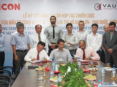 Ông Phạm Việt Khoa - Chủ tịch HĐQT FECON và ông Sultan Ali Lashed Lootah - Chủ tịch Quỹ đầu tư VAULT cùng ký kết thoả thuận hợp tác vừa ký kết dưới sự chứng kiến của Đại sứ đặc mệnh toàn quyền Việt Nam tại UAE Phạm Bình Đàm