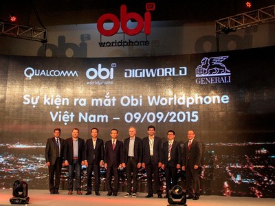 Lãnh đạo của Obi, Digiworld và Generali trong sự kiện ra mắt điện thoại Obi Worldphone tại Việt Nam