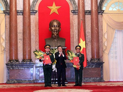 Chủ tịch nước trao Quyết định thăng quân hàm từ Thượng tướng lên Đại tướng cho đồng chí Ngô Xuân Lịch và đồng chí Đỗ Bá Tỵ. Ảnh: Chinhphu.vn