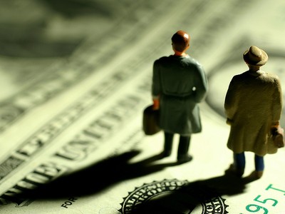 Ai đang nợ nhau 100.000 tỷ USD?