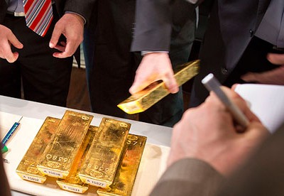 Dân Nhật đổ xô đi mua vàng