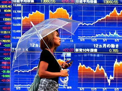 Nhà đầu tư cổ phiếu đứng bên lề châu Á