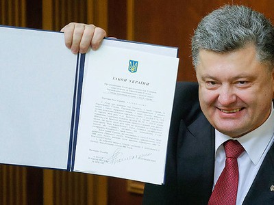Ông Petro Poroshenko, Tổng thống thân phương Tây của Ukraine, trưng ra bản Hiệp định EU - Ukraine.
