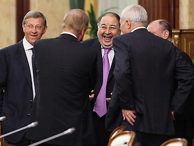 Ông Vladimir Yevtushenkov, ngoài cùng bên trái, người vừa bị quản thúc tại gia