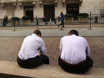 Nhà đầu tư buồn rầu ngồi bên ngoài Sở GDCK New York