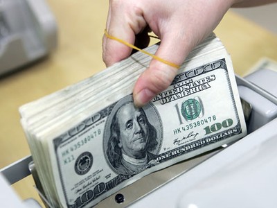Vàng tiếp tục giảm, USD ngân hàng vọt lên cao nhất 3 tuần