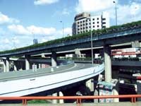 Thị trường cần những cây cầu vượt