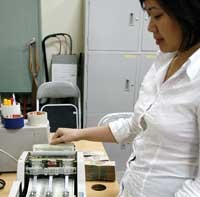 Thói quen lâu nay của DN Việt Nam là ưa sử dụng đồng USD trong giao dịch thương mại.