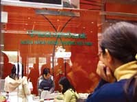 Một chiến lược tác động đến tâm lý thị trường nhằm hạn chế khối lượng đăng ký đấu giá Vietcombank là điều mà các nhà đầu tư lớn đang toan tính.