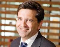 Ông Tom McClelland 
Phó tổng giám đốc phụ trách các dịch vụ thuế và tư vấn của Công ty TNHH Ernst & Young Việt Nam. 