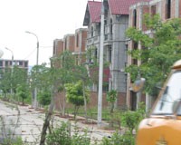 Thủ tục rườm rà, nhiêu khê và thời gian chuẩn bị
kéo dài là một trong những nguyên nhân đẩy giá BĐS tại các thành phố lớn lên cao