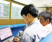 NĐT không được đồng thời vừa mua vừa bán một loại cổ phiếu trong một ngày giao dịch.