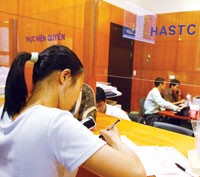 Bộ Tài chính đang xem xét, xử lý chính sách thuế thu nhập đối với chứng khoán.