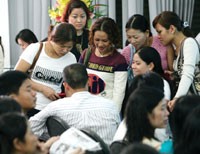 Có nhiều cách để nhà đầu tư đối phó với tin đồn trên sàn chứng khoán - Ảnh minh họa: Đức Thanh