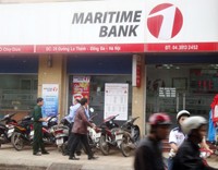 Chi nhánh Ngân hàng Hàng hải nằm gần trụ sở công an phường Ô Chợ Dừa. 