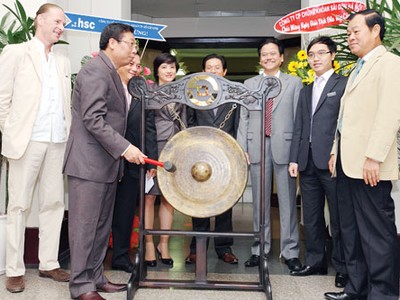 Ông Phan Ngọc Diệp, Phó Chủ tịch Ban đại diện Quỹ đầu tư VFA đánh cồng khai trương phiên giao dịch đầu tiên CCQ VFMVFA ngày 9/8/2010 tại sàn HOSE