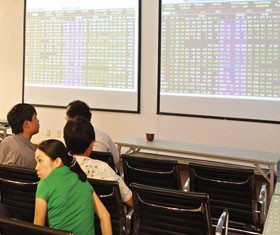 Nhiều DN hoãn kế hoạch lên sàn khi thị trường trong xu thế giảm - Ảnh: Hoài Nam