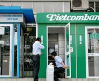 Vào dịp cuối năm, lượng người rút tiền tăng gấp nhiều lần khiến các ngân hàng phải luôn tiếp quỹ cho các cây ATM (Ảnh minh họa: Vnexpress)