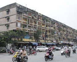 Rất nhiều chung cư cũ cần được cải tạo và nâng cấp. Trong ảnh: Khu chung cư E6 Thanh Nhàn - Quận Hai Bà Trưng